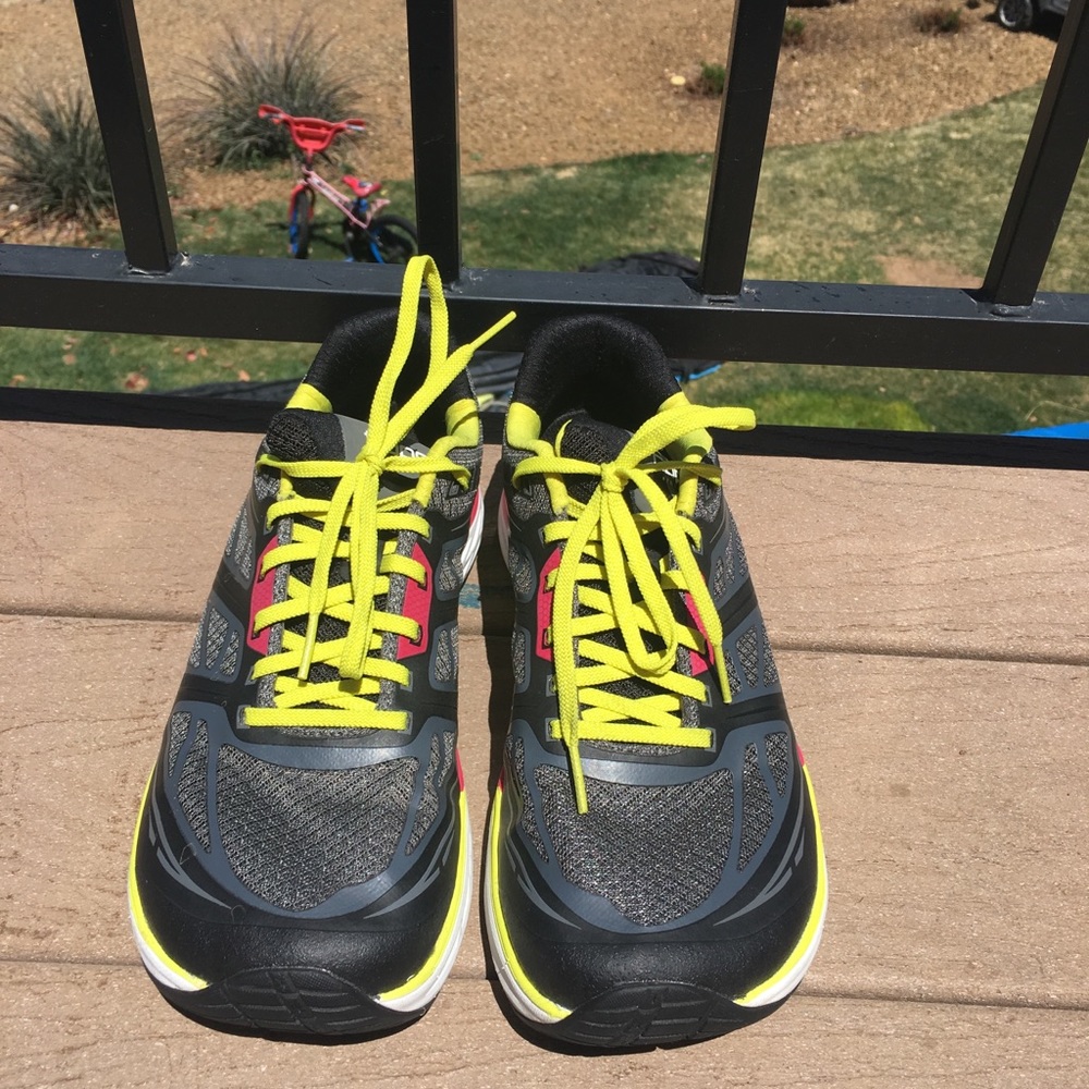 Topi athletic shoes